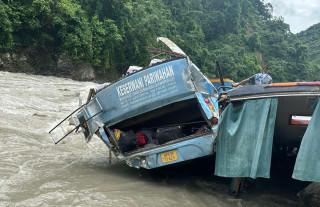 आँबुखैरेनी ऎनापहरा दुर्घटना अपडेट : बसमा चालकसहित ४३ जना सवार, १४ को मृत्यु ४ बेपत्ता