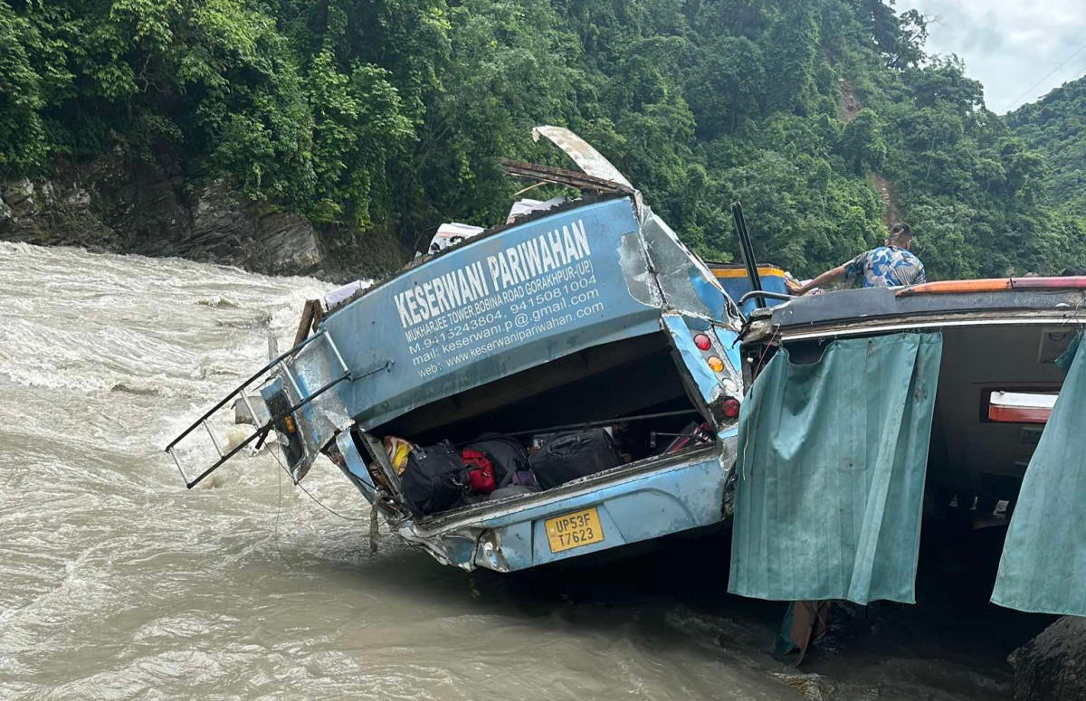 आँबुखैरेनी ऎनापहरा दुर्घटना अपडेट : बसमा चालकसहित ४३ जना सवार, १४ को मृत्यु ४ बेपत्ता