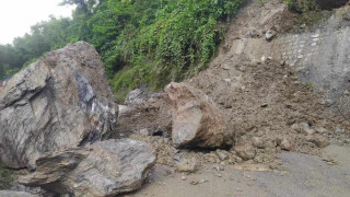 फिस्लिङ नजिकै सुख्खा पहिरो खस्दा मुग्लिन-काठमाण्डौ सडक अवरुद्ध