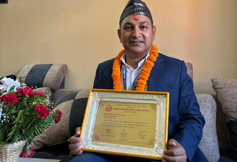 चितवन रत्ननगरका प्रमुख प्रशासकीय अधिकृत सुकदेव लम्साल निजामती सेवा पुरस्कार २०८१ बाट पुरस्कृत