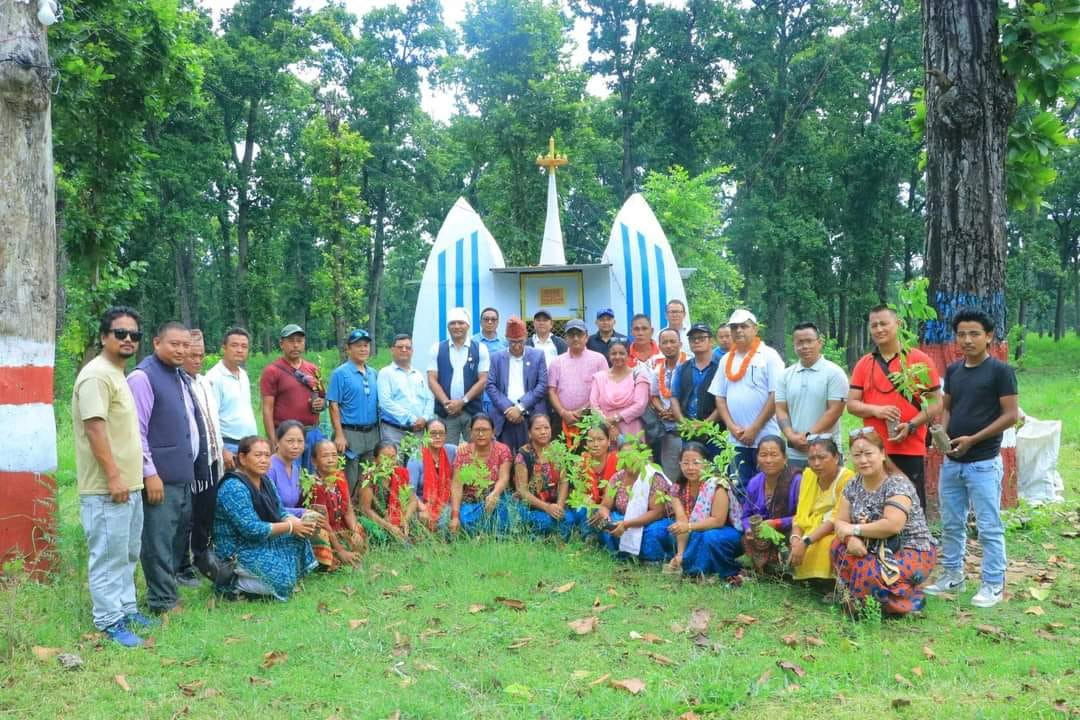 प्ये ल्हु संघ चितवनको वृक्षारोपण कार्यक्रम : तमू जातिको पहिचान झल्किने खालका संरचना निर्माण गर्न वनमन्त्री सिलवालको आग्रह
