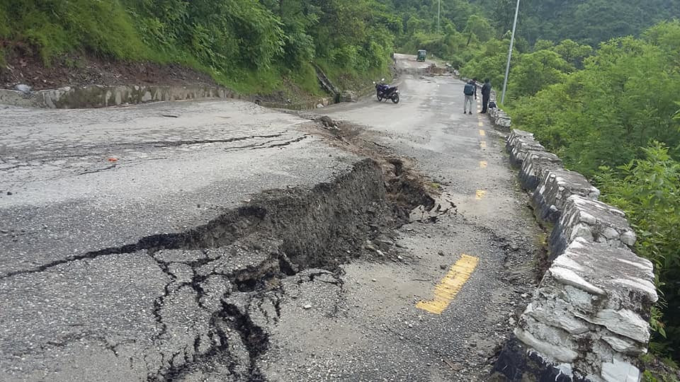 नारायणगढ–मुग्लिन सडक : नौ किलोमा सडक भासियो, एकतर्फी यातायात सञ्चालन