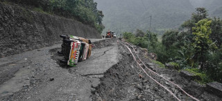 मुग्लिङ-नारायणगढ सडकखण्डको नौकिलोमा सडक २ फट सडक भासियो, भासिएकै ठाउँमा बलेरो जिप फस्यो