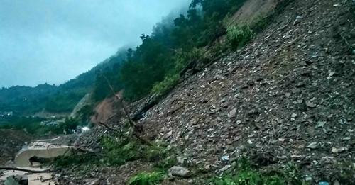 तनहुँको घाँसीकुवा नजिकै पहिरो, पृथ्वी राजमार्ग ठप्प