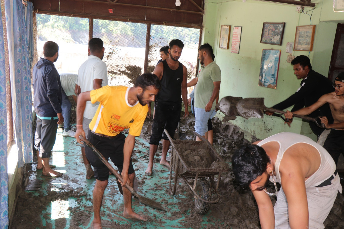 एमाले चितवनका युवा तथा विद्यार्थीहरुद्वारा बाढीको डुबानमा परेका देवघाटका आश्रममा सरसफाइ
