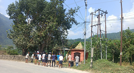 बाढीले पोलमा क्षति पुर्‍याएपछि शहिद लखनको ठेउवाटार क्षेत्र ५ दिनदेखि अन्धकारमा