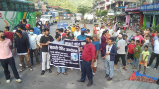चितवनका सांसद रास्वपाका सभापति रवि लामिछानेलाई मुग्लिनमा सहकारी पिडितले कालो झण्डा देखाएपछि...