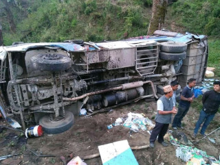 डडेल्धुरामा रात्रिबस दुर्घटना : बोहरा परिवारका चार जनाको मृत्यु, १२ जना भन्दा बढी घाइते
