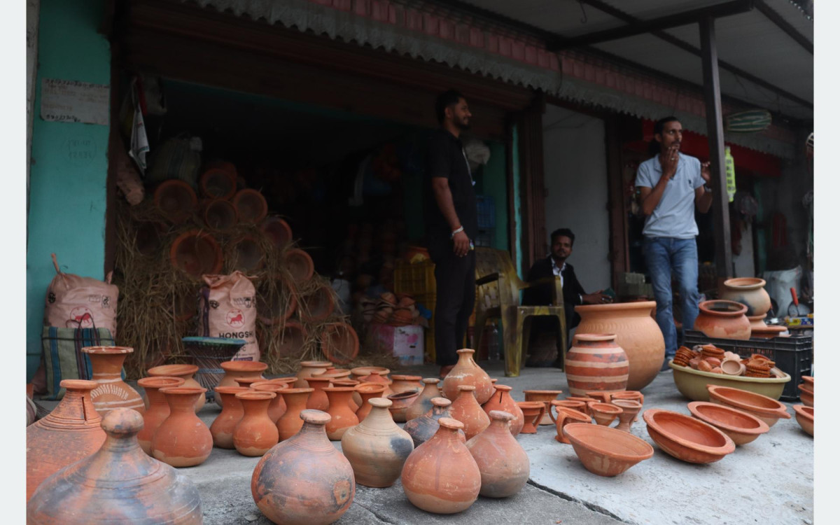 माटोका भाँडा बेचेर मासिक ८० हजारसम्म आम्दानी गर्दै इटहरीका सुरज पण्डित