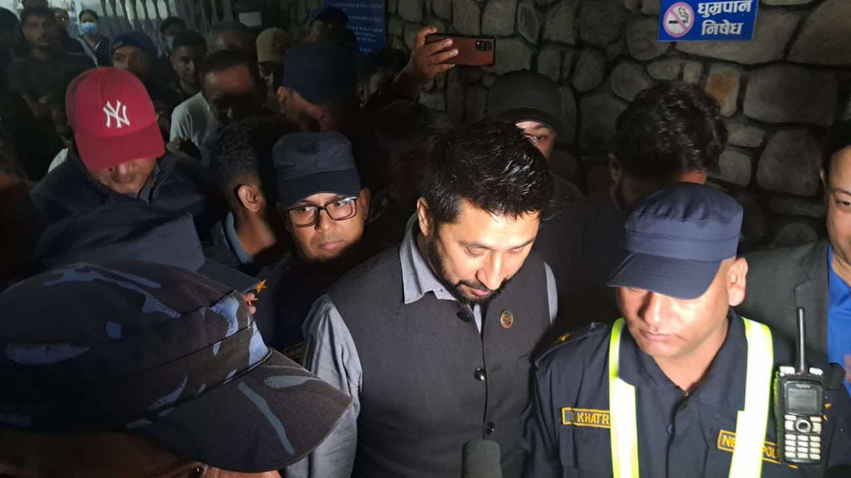 सहकारी ठगी प्रकरणमा पक्राउ परेका सांसद रवि लामिछानेलाई आज अदालतमा उपस्थित गराइँदै