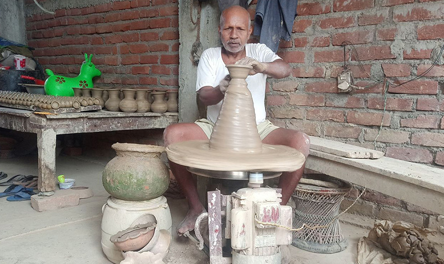 माटोका भाँडा बनाउन भ्याइनभ्याई