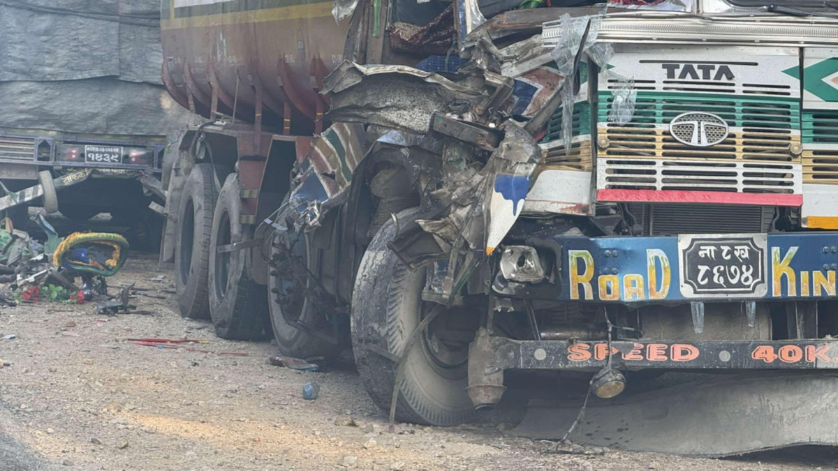 चितवनको टिकौली जंगलमा दुई ट्रक र एक ट्यांकर ठोक्किँदा एकजनाको मृत्यु