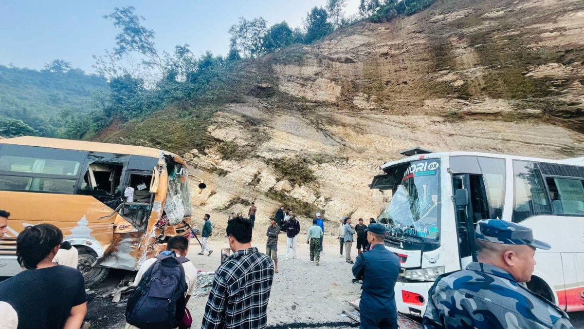 तनहुँमा बस आपसमा ठोक्किदा चालकको मृत्यु, ३० जना घाइते