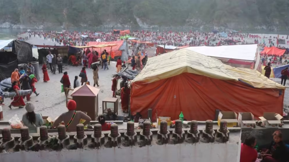 देवघाटमा शतबिज छर्न शुक्रवार नै हजारौं भक्तजन आईपुगे