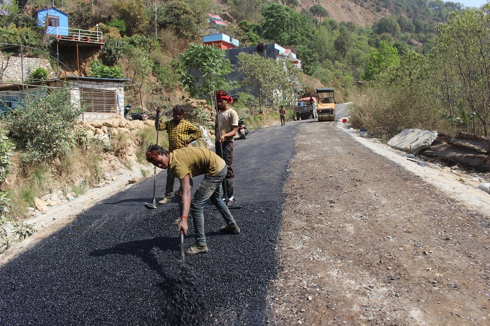 सहिदलखन गाउँपालिकाको जुग्दी खोला राइनास जुम्ली चौतारा सडकमा स्तरोन्नतिको काम सुरु