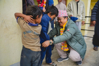 इच्छाकामना र रत्ननगरका ५ सय १ जना विद्यार्थीलाई न्यानो कपडा वितरण