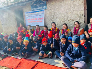 चेपाङ्ग जातीका ३० जना विद्यार्थीहरुलाई न्यानो कपडा तथा शैक्षिक सामाग्री बितरण