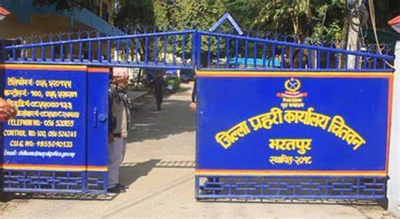 चितवनमा भेट्न बोलाई जबरजस्ती करणीमा फसाईदिन्छु भन्दै लुटपाट गर्ने युवती सहित २ पक्राउ