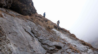 चितवनमा भिरबाट हाम फाल्दा श्रीमतीको मृत्यु, श्रीमान् घाइते