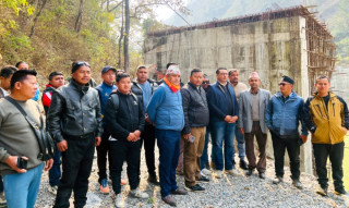 तनहुँका संघीय सांसद डा. स्वर्णीम वाग्लेद्वारा घुमाउने पुल र बुद्धसिंह मार्गको स्थलगत निरिक्षण