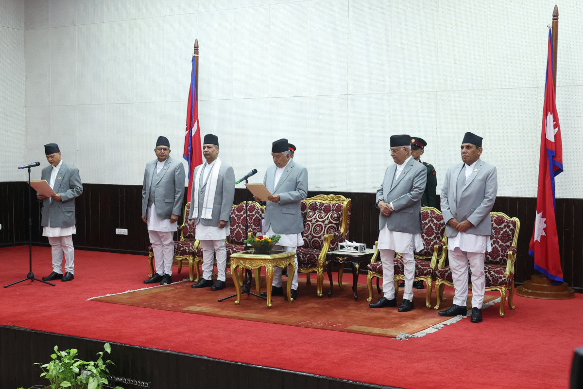 शिक्षामन्त्री पन्तद्वारा पद तथा गोपनीयताको शपथ