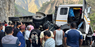 मुग्लिन-नारायणगढ खण्डमा ट्रक पल्टिँदा राजमार्ग पूर्णरुपमा अवरुद्ध