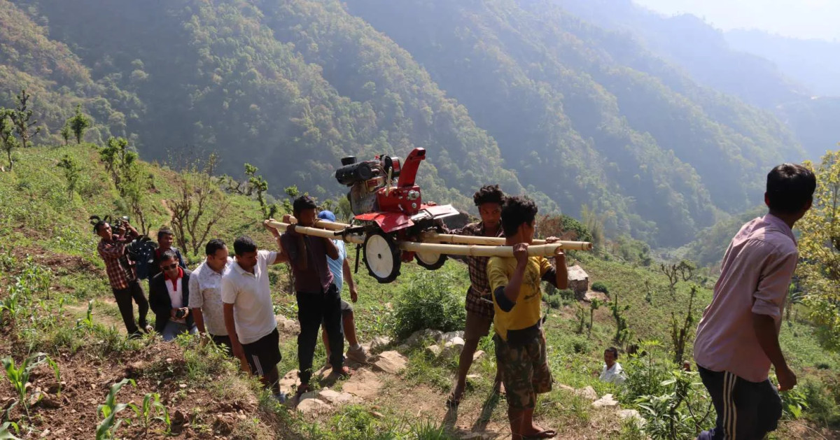 चितवनको कान्दामा दुई घण्टा बोकेर हाते ट्रयाक्टर पुर्याउँदा …