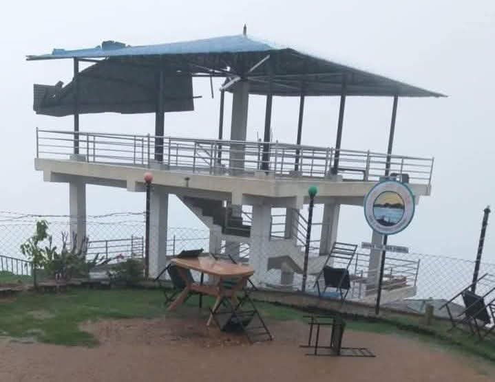 मानहुँ डाँडाको भ्युटावरमा हावाहुरीले क्षति पुर्यायो