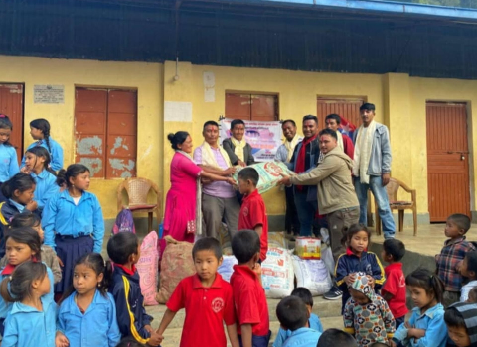 राष्ट्रिय युवा संघ इच्छाकामना–१ कमिटीद्धारा राआवि ओर्ल्याङलाई खाद्यान्न सहयोग