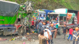 चितवनको गाइघाटमा दुई ट्रक एक आपसमा ठोक्किए,सात जना घाइते