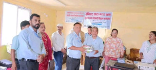 राष्ट्रिय मावि हात्तीवाङ्गका विद्यार्थीहरूलाई स्टेशनरी सामग्री वितरण