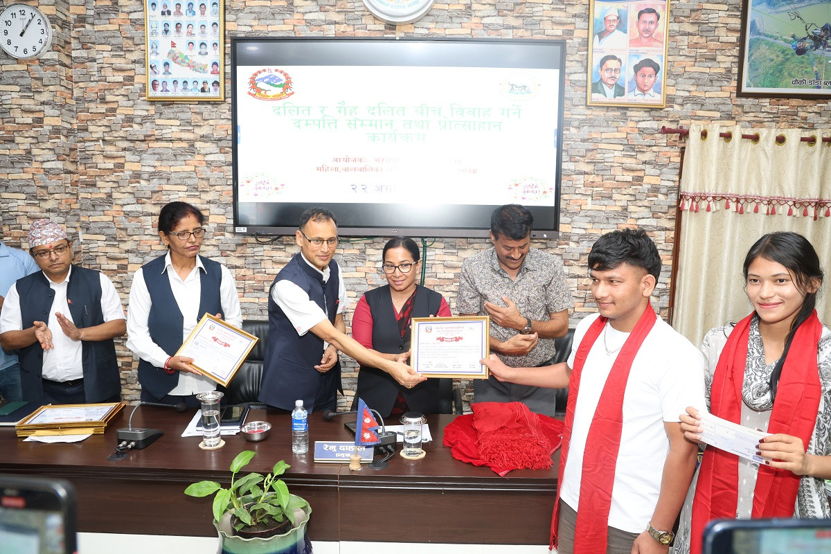 भरतपुर महानगरद्वारा अन्तरजातीय विवाह गरेका १५ जोडीलाई नगदसहित सम्मान