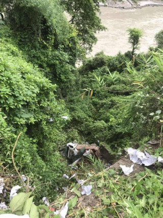 सिमलतालमा राति मिनी ट्रक नदी किनारमा खस्याे, २ जना भारतिय नागरिक घाइते
