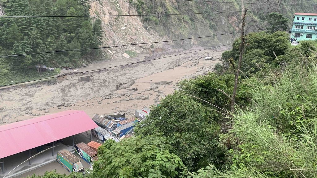 बाढीका कारण केरुङमा अड्किएका नेपाली फर्कंदै