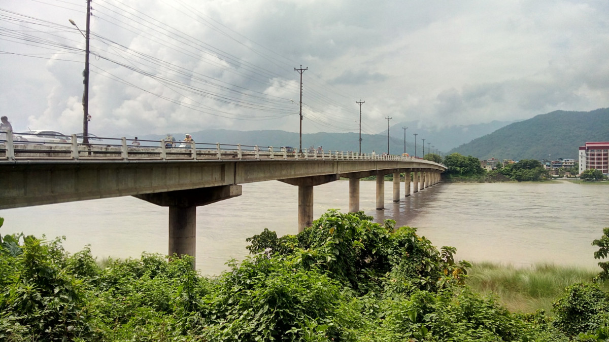 नारायणीको पुलबाट हामफाल्दा २ जना बेपत्ता