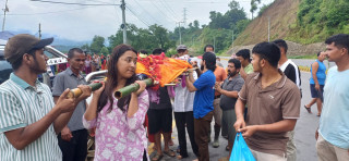 बुवाकाे मृत्युपछि छाेरीहरुले घाटसम्म काँध हाले , दागबत्ती दिए अनि काजकिरियामा बसे