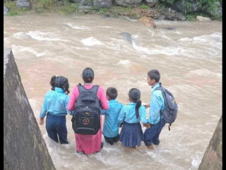 भुसुण्डे खोलामा पक्की पुलको माग तीव्र : बालबालिका, किसान र भक्तजनको आवतजावतमा बाधा