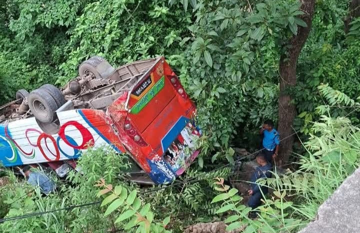 आँबुखैरेनीको ऎना पहराबाट मर्स्याङ्दीमा बस खस्यो