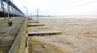 कोशी नदीमा पानीको सतह बढेपछि ३१ ढोका खोलियो, रातो बत्ती पनि बालियो