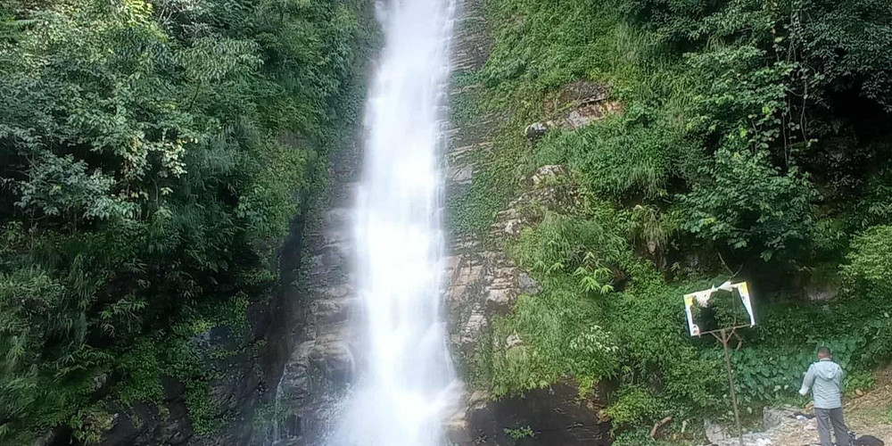 पर्यटकीय गन्तव्य बन्दै लमजुङको गाईखुरे झरना