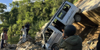 तनहुँको शुक्लागण्डकीमा माइक्रोबस दुर्घटना हुँदा ११ घाइते