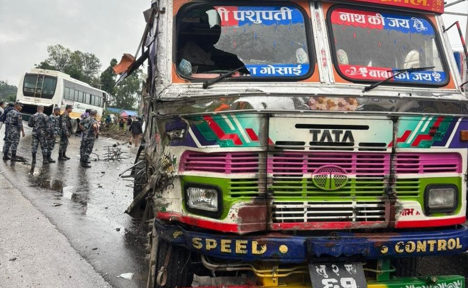 गैँडाकोटमा बस र ट्याङ्कर ठोक्किदा चार घाइते
