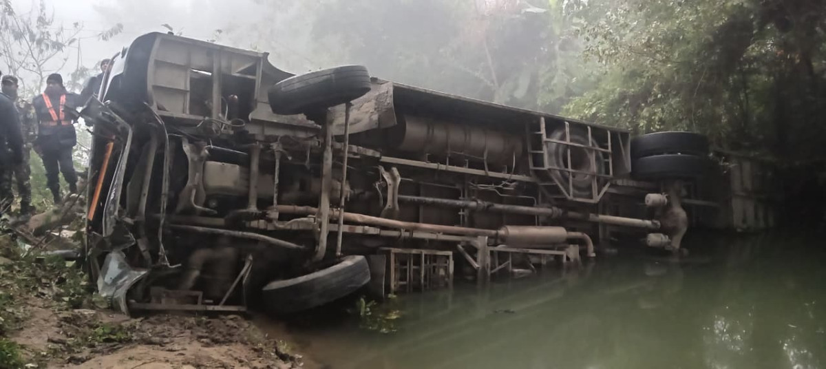 डडेलधुराबाट काठमाडौं आउँदै गरेको बस दाङमा दुर्घटना : २२ यात्रु घाइते