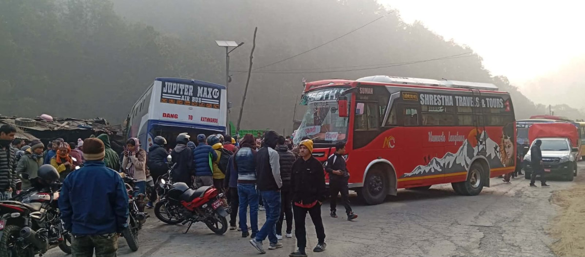धादिङको थाक्रेमा दुई बस ठोक्किँदा छेउमा चिया खादै गरेका एक जनाको मृत्यु