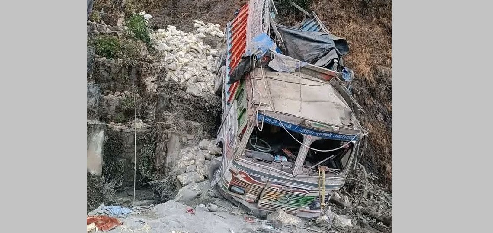 बैतडीमा ट्रक दुर्घटना : चालकसहित चार जना घाइते