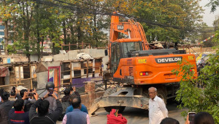 सुकुमबासी बस्तीमा डोजर चल्दा दश हजार विस्थापित