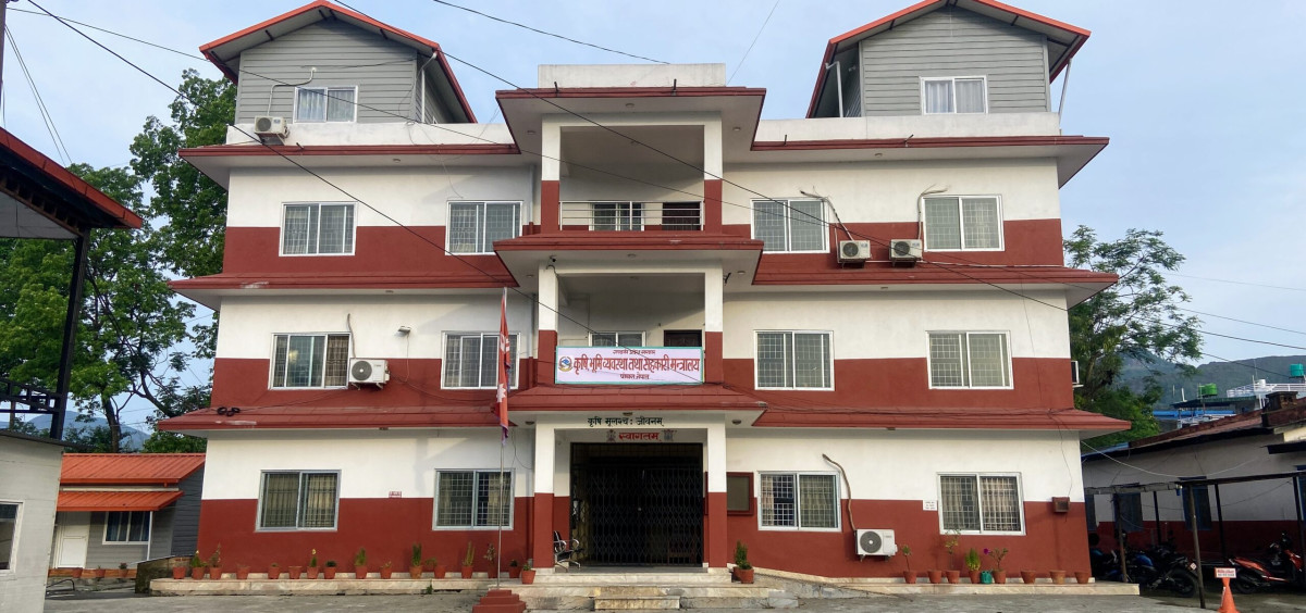 तनहुँका तीन सहकारीलाई कृषि सामग्री अनुदान