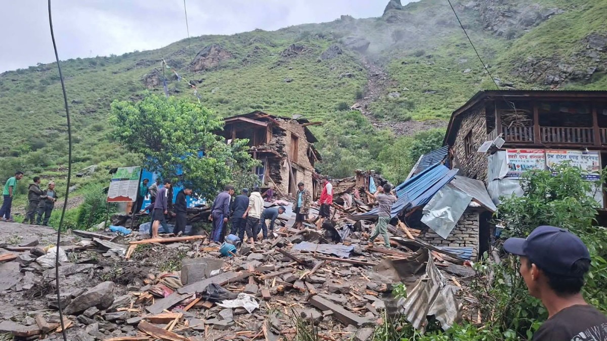ढुङ्गासहित आएको पहिरोले बालकको मृत्यु ,बुबा र आमा घाइते