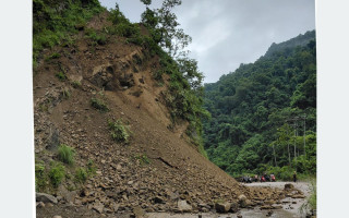 वर्षाजन्य विपद्ः विभिन्न सडकमा यातायात अवरुद्ध
