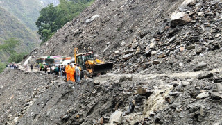 देशका विभिन्न मुख्य राजमार्गहरू पूर्ण रूपमा अवरुद्ध